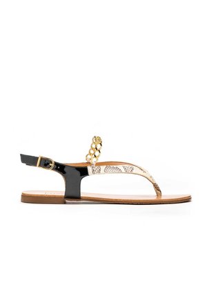 Musta patenttinahkainen slingback-sandaali, jossa on beige käärmeenkuvioinen hihna ja kultainen ketjutekoraita. Tasapohja, jossa yksinkertainen, elegantti muotoilu.