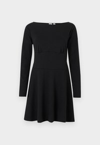 Μαύρο φόρεμα μακρυμάνικο με εφαρμοστή μέση και φουσκωτή φούστα, με φαρδύ ντεκολτέ τύπου καραβάκι, παρουσιασμένο σε απλό φόντο.