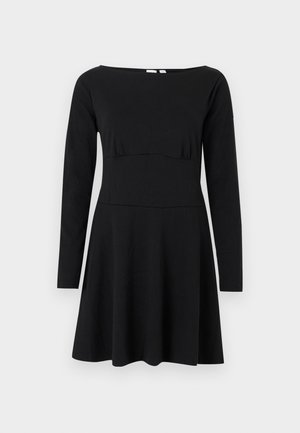 Schwarzes langärmliges Kleid mit tailliertem Bund und ausgestelltem Rock, ausgestattet mit einem breiten U-Boot-Ausschnitt, auf schlichtem Hintergrund präsentiert.