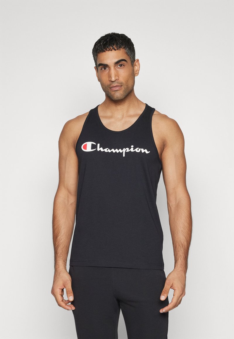 Camiseta sin mangas de algodón negro con un logo en blanco en escritura "Champion" con acentos rojos. Diseño clásico con cuello redondo.