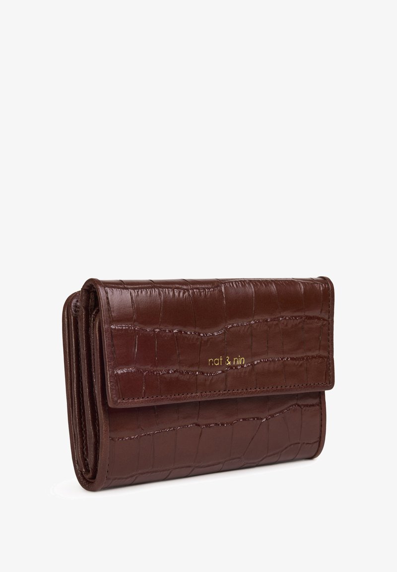 Cartera marrón oscuro de cuero sintético con textura de cocodrilo, logo dorado, solapa plegable y forma rectangular compacta.