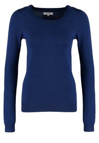 Marinblå rundhalsad långärmad tröja i mjukt stickat tyg. Har ribbade fållar och en åtsittande siluett.
