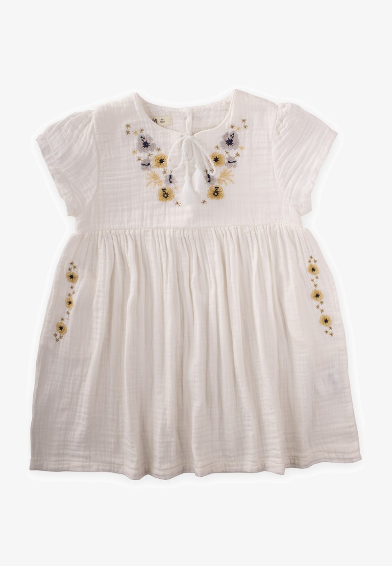 Weißes Baumwollkleid mit kurzen Ärmeln, rundem Ausschnitt, gefälteltem Oberteil und floralem Stickerei in gelben, blauen und schwarzen Akzenten.