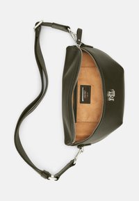 Olive zelená kožená taška s hladkým povrchem, zipovým uzávěrem a světlým interiérem. Obsahuje odnímatelný popruh a značenou visačku.