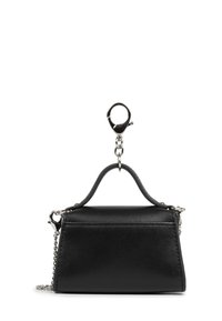 Piccola borsa a tracolla in pelle nera con manico superiore e catena argentata attaccata con chiusura, su uno sfondo bianco.