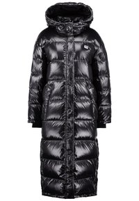 Černá péřová bunda s lesklým povrchem, dlouhá, s kapucí, předním zipem a detailními knoflíky. Obsahuje prošívané části pro izolaci.