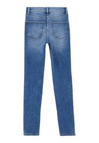Chude dżinsy w średnim niebieskim denimu, z klasycznym pięciokieszeniowym wzorem, z wyblekłym materiałem i wykończeniami na tylnych kieszeniach.