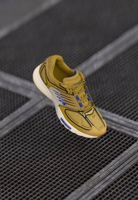 Nike Sportswear AIR PEGASUS WAVE UNISEX - Treniņu apavi - ochre/racer blue/coconut milk/black