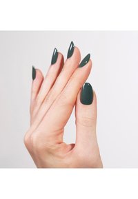 Fünf Finger mit mandelförmigen Nägeln, lackiert in dunklem Grün. Die Hand ist leicht strukturiert und hält eine entspannte Pose vor einem weißen Hintergrund.