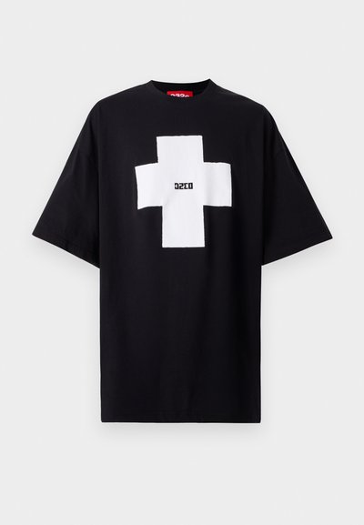 T-shirt nera in cotone con un grande design di croce bianca sul davanti e il testo "0220" in nero al centro. Maniche corte.