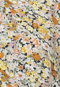 Tecido floral apresentando várias flores em amarelo, rosa e laranja sobre um fundo preto, com detalhes intrincados de folhas que criam textura.