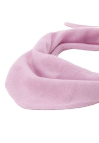 Zachte roze halsdoek gemaakt van een lichte, gestructureerde stof. Het is ontworpen in een gedraaide vorm met gladde randen en zonder versieringen.