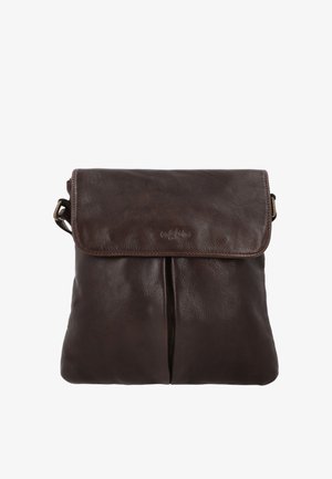 Mørkebrun læder crossbody taske med frontklaplukning, diskret præget logo og justerbar rem på hvid baggrund.