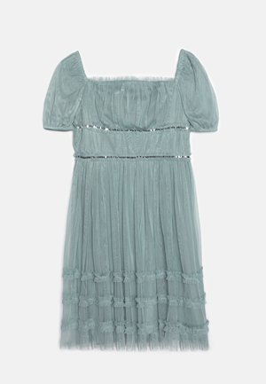 Robe en tulle bleu clair avec manches bouffantes, encolure carrée, bandes pailletées à la taille et détails à volants superposés sur la jupe.