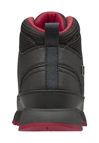 Botas de senderismo negras con una parte superior sintética texturizada, cuello acolchado en rojo y suela en contraste también roja. Cuenta con una lengüeta en la parte trasera para facilitar su uso.
