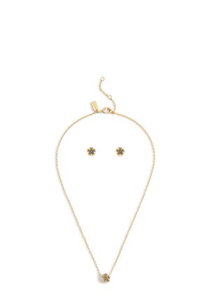 Ensemble de bijoux dorés comprenant un collier à chaîne délicate avec un pendentif fleur central et des boucles d'oreilles clous assorties aux motifs floraux.