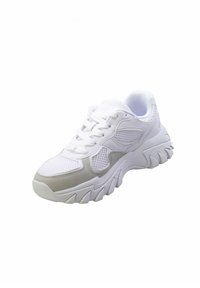 Sneaker bianco con inserti in rete e accenti grigi lisci, punta arrotondata, suola in gomma spessa con motivo a zigzag e lacci piatti.