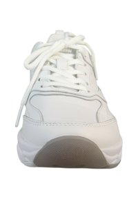 Witte sneaker met een glad leren bovenwerk, ronde neus, gewatteerde kraag en rubberen buitenzool met een geprofileerd loopvlak. Veters zijn wit.