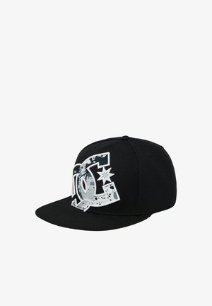 Casquette noire avec un grand logo graphique en blanc et gris, accentué par une étoile et un motif éclaboussé, fabriquée en tissu avec une forme structurée.