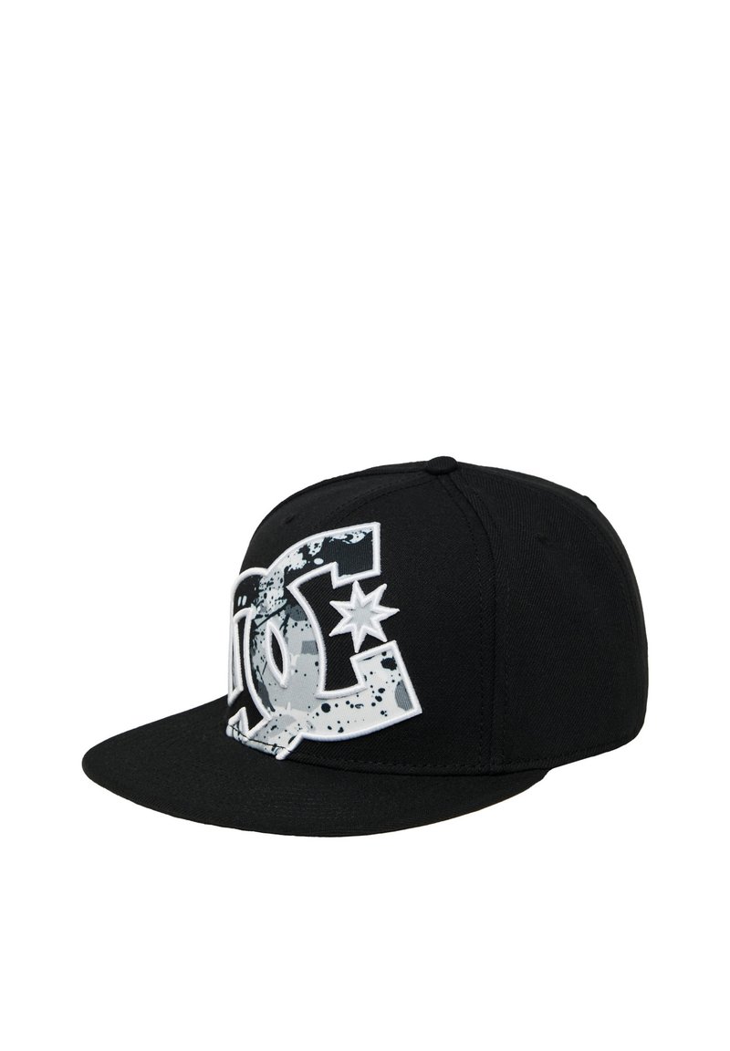 Gorra negra con un gran logotipo gráfico en blanco y gris, con un acento de estrella y un patrón salpicado, confeccionada con una tela de forma estructurada.