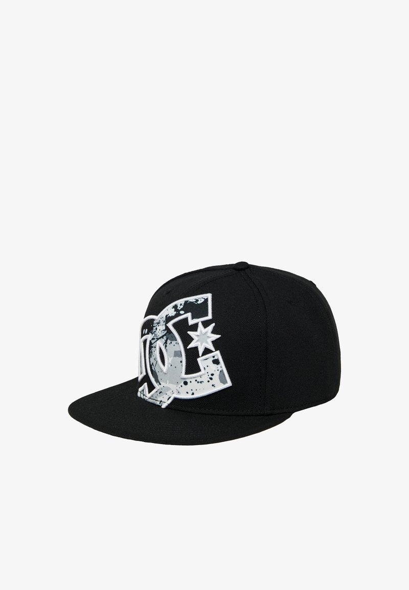 Schwarze Kappe mit einem großen grafischen Logo in Weiß und Grau, verziert mit einem Sternakzent und einem Spritzmuster, aus einem strukturierten Stoff gefertigt.