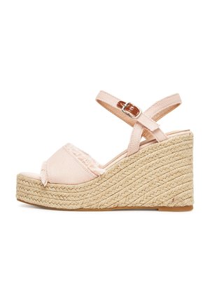 Sandalo beige con zeppa, cinturino alla caviglia, parte superiore in tessuto sfrangiato e suola platform in corda intrecciata.