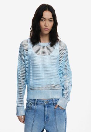 Lichtblauwe mesh trui met een losse pasvorm en wijde mouwen. Heeft ribgebreide manchetten en een textuurpatroon. Gecombineerd met hoge taille denim jeans.