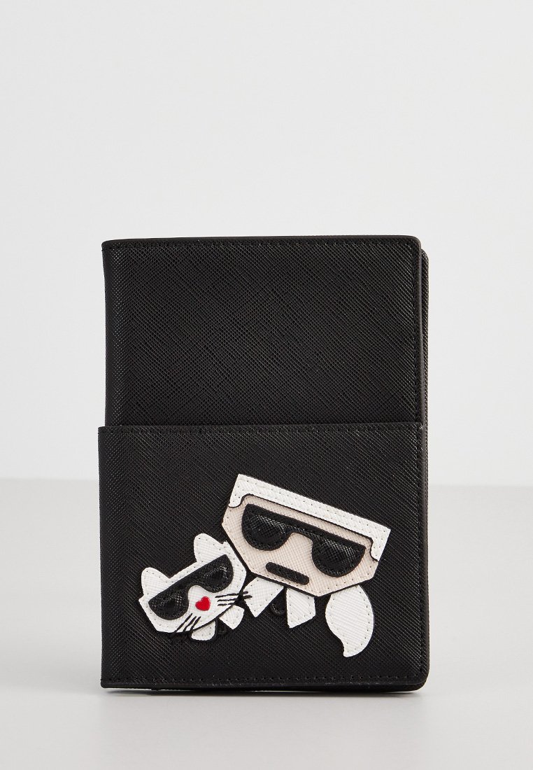 Portefeuille en cuir noir avec des motifs cartoon d'une personne et d'un chat portant des lunettes de soleil, avec une surface texturée et une poche avant.