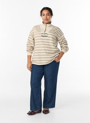 Zizzi, GESTREIFTES MIT STEHKRAGEN UND REISSVERSCHLUSS - Striktrøje - beige stripe