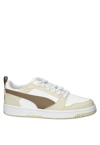 Sneaker bianca con dettagli in pelle beige e marrone, punta perforata, lacci piatti e suola in gomma testurizzata. Presenta un logo sul tallone.