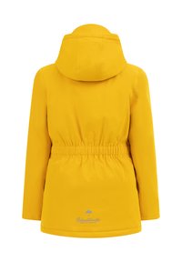 Gul vattentät regnjacka med elastisk midja, en huva och en liten logotyp längst ner. Slät textur, minimalistisk design.