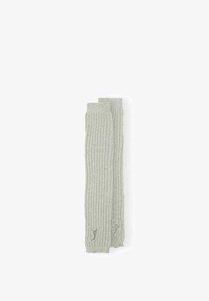 Paire de chauffe-jambes en tricot côtelé gris clair avec trous pour le pouce, posée à plat sur un fond blanc.