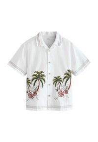 Chemise blanche à manches courtes avec broderie de palmier et de fleur d'hibiscus, boutons en bois et accents imprimés au col et aux manches.