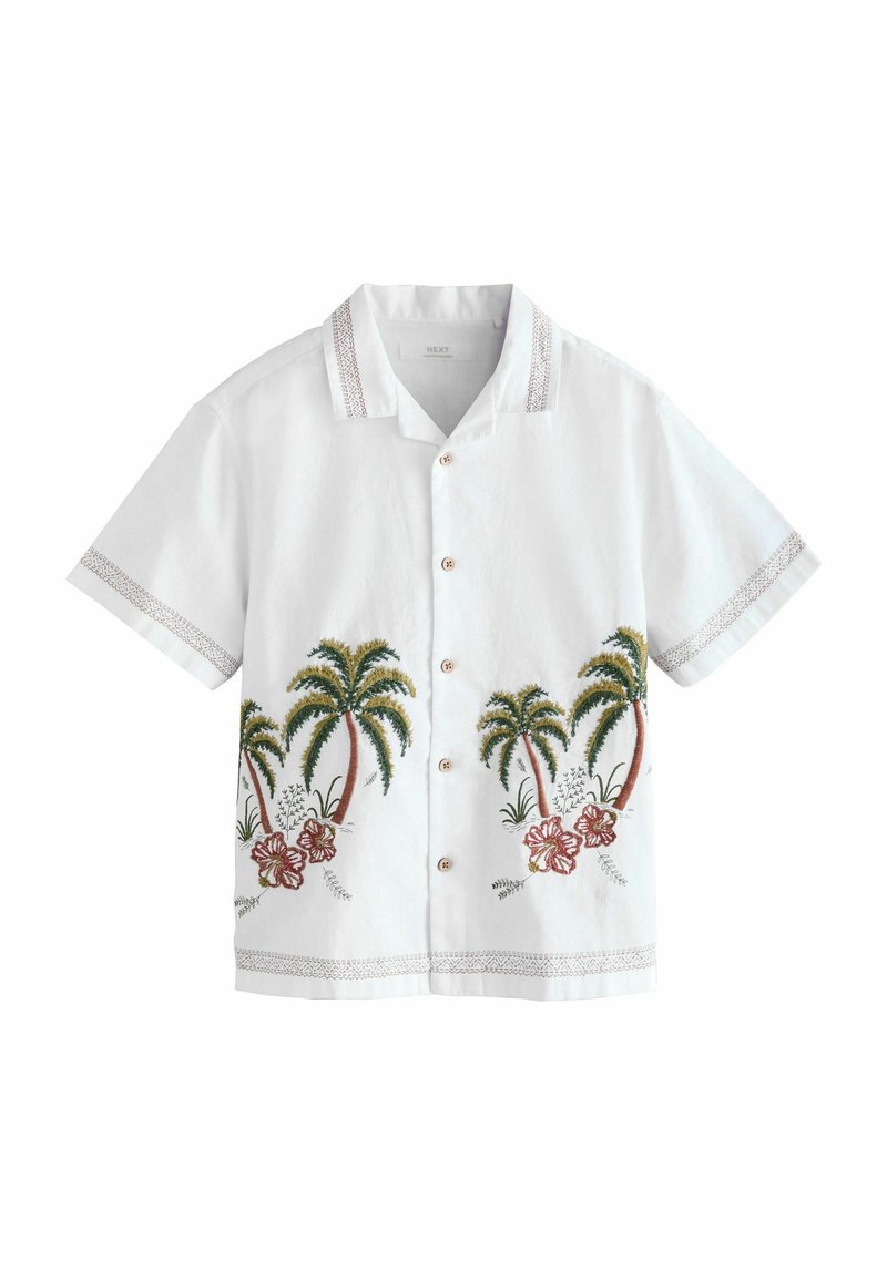 Chemise blanche à manches courtes avec broderie de palmier et de fleur d'hibiscus, boutons en bois et accents imprimés au col et aux manches.