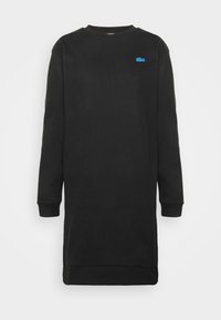 Vestido negro de manga larga en material suave, con escote redondo y logo azul en el pecho. Incluye puños y dobladillo acanalados.