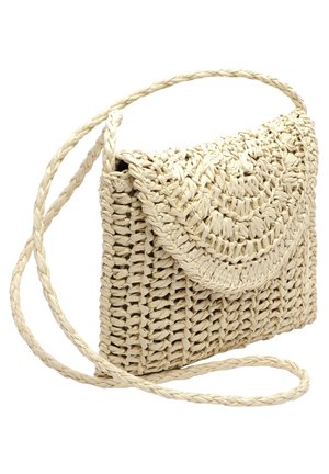 Kleine gewebte beige Umhängetasche mit geflochtenem Träger und Klappverschluss aus Naturfasermaterial.