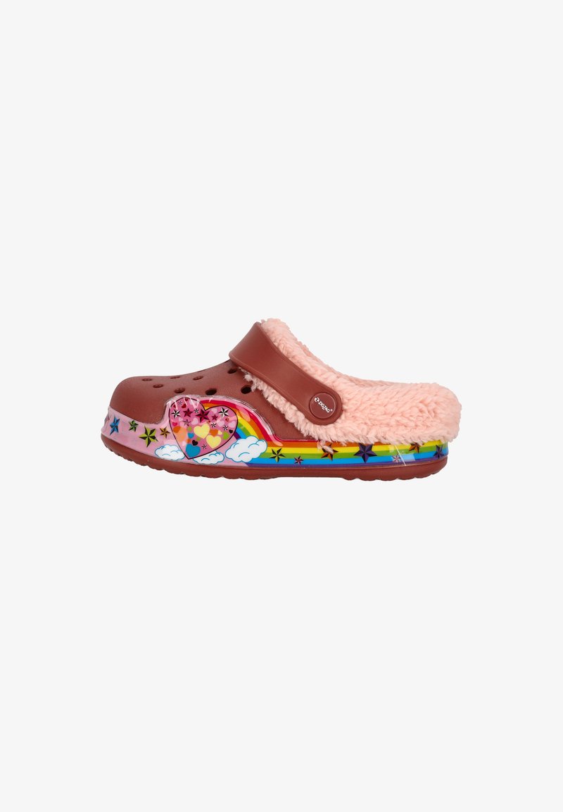 Braune, mit Fell gefütterte Clogs mit einem flauschigen, pinken oberen Rand. Die Seite zeigt ein buntes Regenbogenmuster und ein Herzmotiv mit mehrfarbigen Sternen.