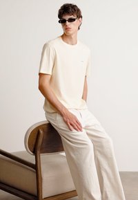 HUGO DERO - T-shirts basic - light beige