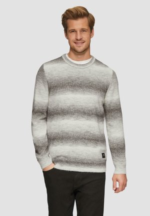 Jasnoszary sweter z ciemnoszarymi poziomymi paskami, okrągły dekolt i strukturalny splot. W połączeniu z czarnymi spodniami, model stoi z rękami w kieszeniach.
