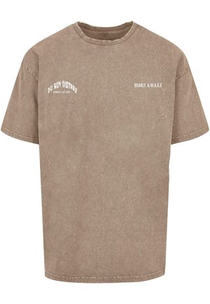 T-shirt oversize marrone realizzato in un materiale simile al cotone, con stampe bianche sul davanti che dicono "NON DISTURBARE" e "SOLE UN PO' SVEGLIO".
