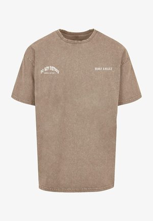 T-shirt oversize marrone realizzato in un materiale simile al cotone, con stampe bianche sul davanti che dicono "NON DISTURBARE" e "SOLE UN PO' SVEGLIO".