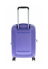 Valise de cabine rigide en violet, dotée de rainures horizontales, d'une poignée rétractable et de roues pivotantes doubles pour une meilleure mobilité.