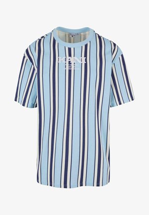 T-shirt en coton à manches courtes présentant des rayures verticales bleues et blanches. L'avant affiche le logo 'KAN' en broderie blanche. Encolure ronde.