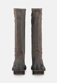 Botas altas de cuero en gris oscuro con textura de ante suave, que presentan un diseño recto, costuras visibles y un tacón bajo robusto.