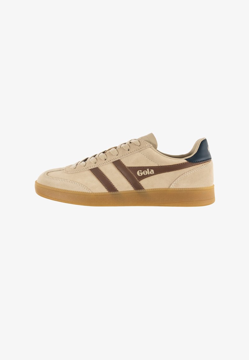 Baskets en daim beige avec des rayures brunes, logo "Gola" sur le côté, languette de talon bleu foncé et semelle en caoutchouc gum, vue de côté extérieur.