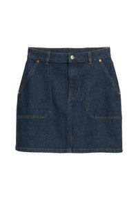 Mørk denimskjørt med en tettsittende midjebånd, knappelukking foran og to store skrå lommer; kontrasterende søm langs sømmene.