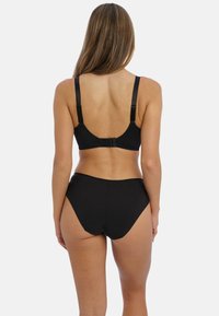 Set di bikini nero realizzato in un materiale morbido e elastico; il top presenta spalline regolabili e una chiusura a gancio, mentre i pantaloni hanno un design a taglio alto.