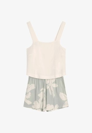 Biała bluzka bez rękawów z szerokimi ramiączkami, zestawiona z jasnoszarymi szortami w kwiatowy wzór, wykonana z lekkiej tkaniny.