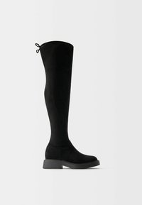 Knästövlar i svart mjukt mocka, med rund tå, blockklack och en dragflik för enkel påtagning.