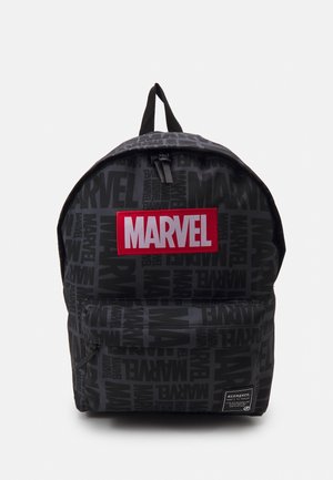Sac à dos noir avec motif répétitif de texte Marvel sombre, grand écusson logo Marvel rouge et blanc, poche avant zippée et poignée de transport sur le dessus.